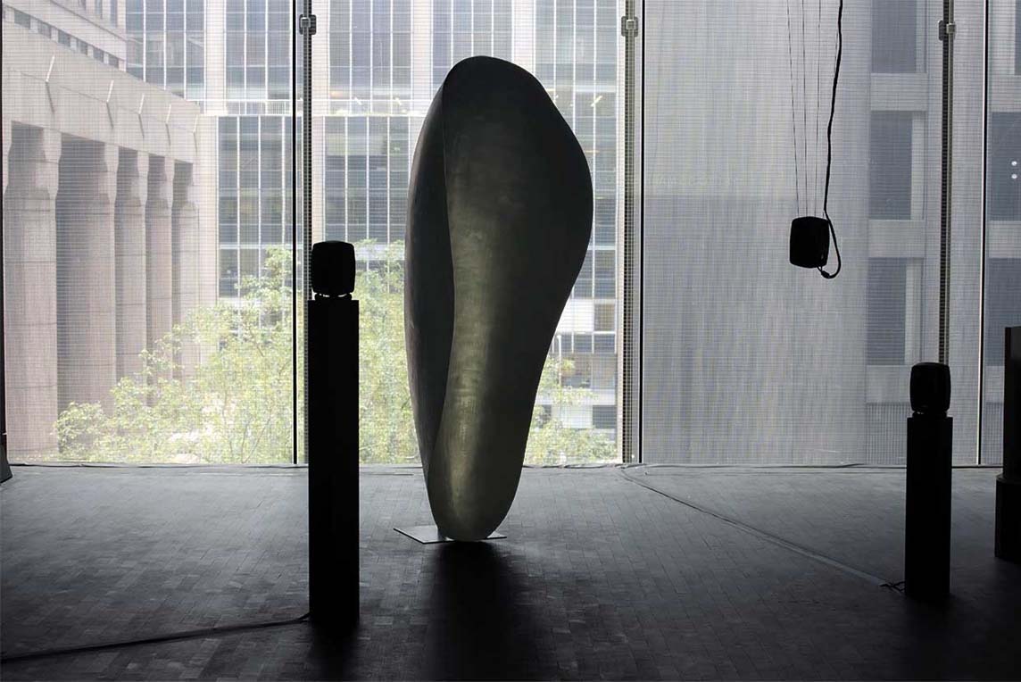 tip of a spherical form (cupped fingers)